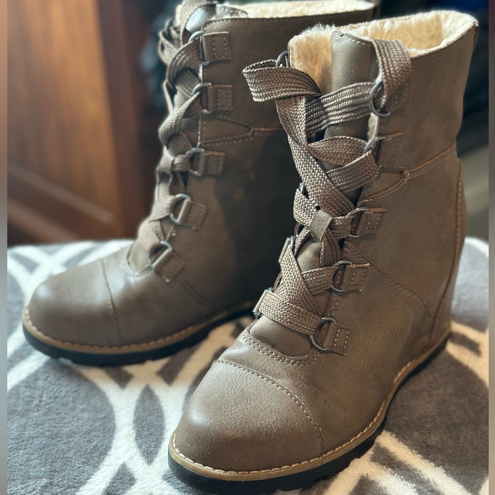 Adorable wedge boots